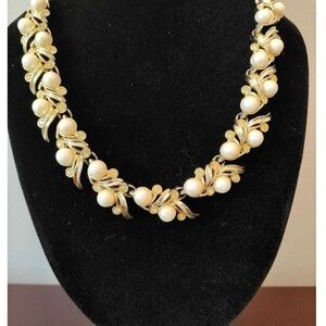 Sarah Coventry Elegant Gold and Pearl Necklace